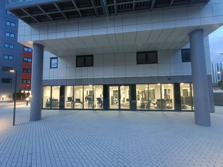 Snuggle Inn - Riverside Apartments - Views Over Looking London River Thames, Close To O2 Arena, London Excel, London City Airport, Thames Clipper- River Boat Service, Woolwich Ferry, Onsite Parking, Twin Room Option Available Ngoại thất bức ảnh