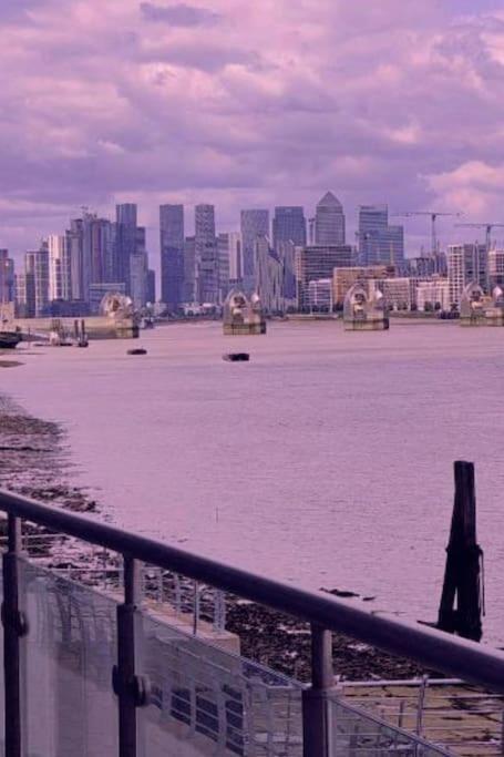 Snuggle Inn - Riverside Apartments - Views Over Looking London River Thames, Close To O2 Arena, London Excel, London City Airport, Thames Clipper- River Boat Service, Woolwich Ferry, Onsite Parking, Twin Room Option Available Ngoại thất bức ảnh