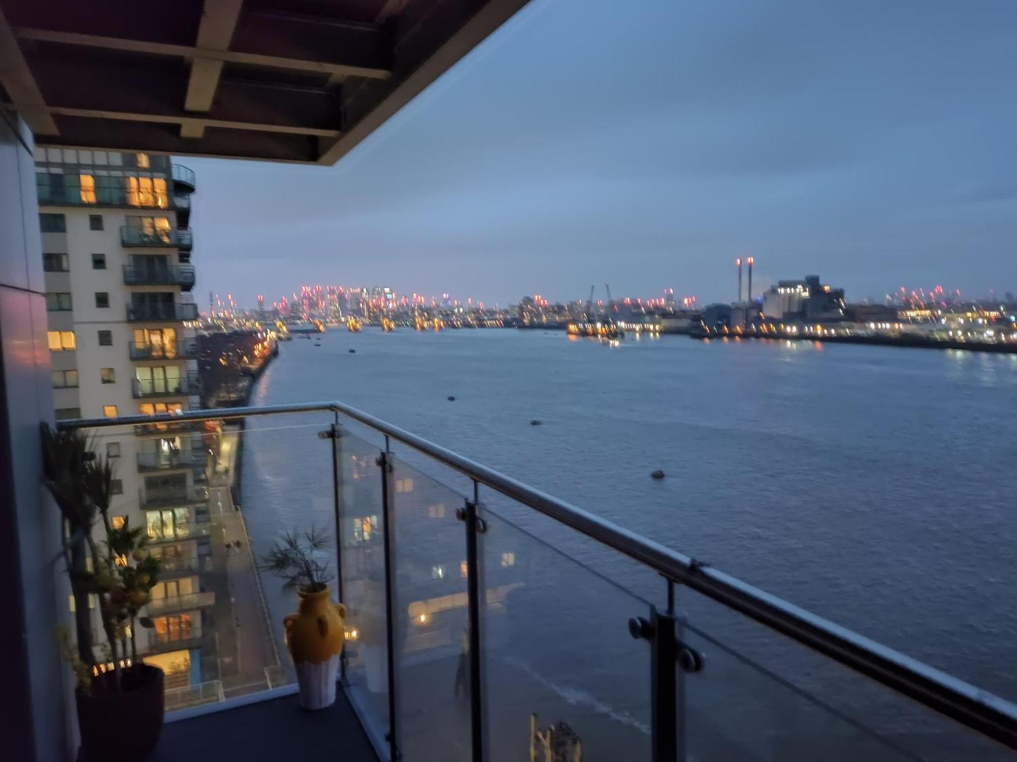 Snuggle Inn - Riverside Apartments - Views Over Looking London River Thames, Close To O2 Arena, London Excel, London City Airport, Thames Clipper- River Boat Service, Woolwich Ferry, Onsite Parking, Twin Room Option Available Ngoại thất bức ảnh
